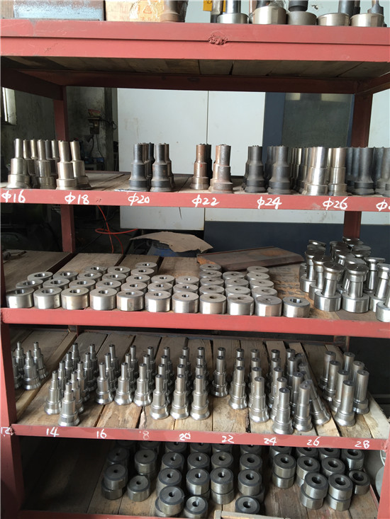 沖孔機模(mo)具 沖(chong)孔機模具(ju)